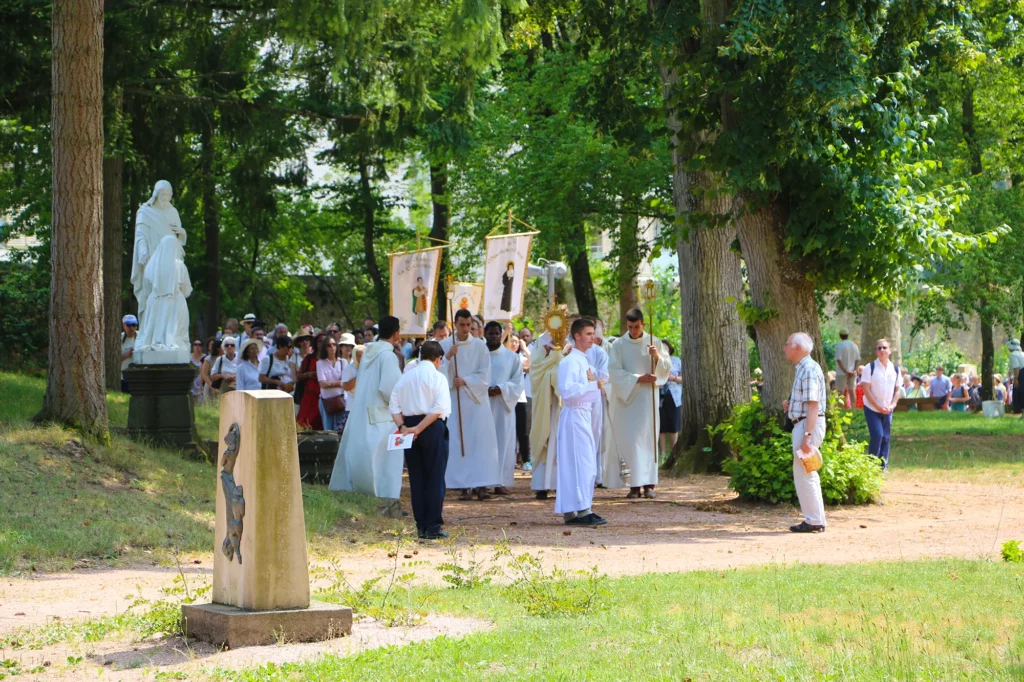 IMG_525 procession parc statue adoration