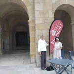 Un des binômes missionnaires devant la Basilique