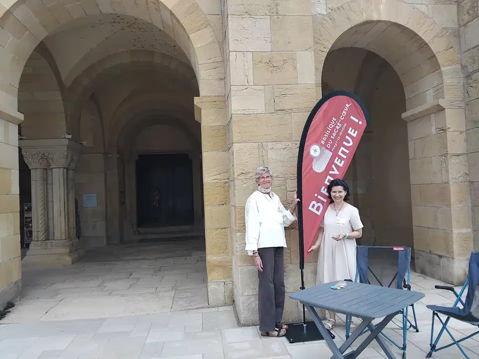 Un des binômes missionnaires devant la Basilique